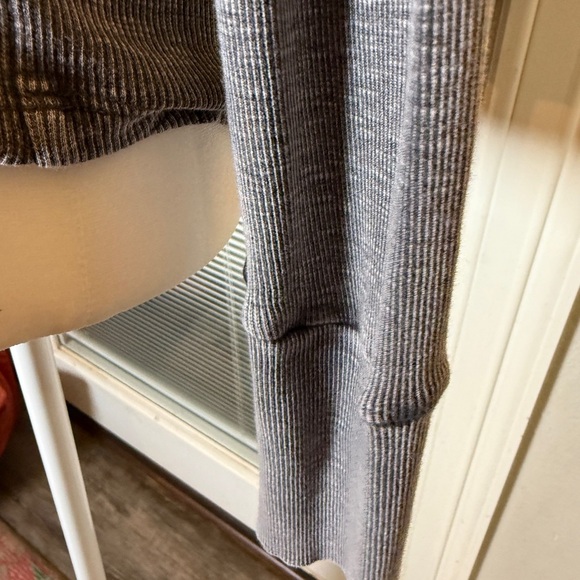 LUCKY BRAND Women's Gray EMBROIDERED -Trimmed Top Waffle knit 95% Cotton Sz XS - Picture 4 of 9